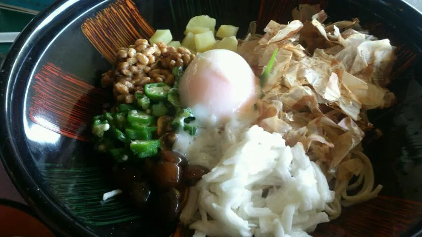 今日のお昼はスタミナそば(納豆やトロロやオクラ、温玉が入った冷たい蕎麦)とマグロのミニ漬け丼。ご飯にソバの具をかけて食べたら美味しかった！|SATOSHI OOCHIさん