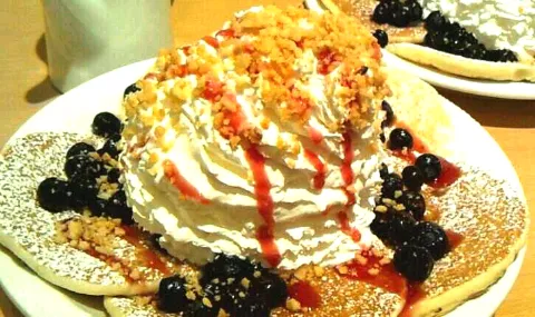 Snapdishの料理写真:Blueberry Whip Cream with Macadamia Nuts Pancake|Eriさん