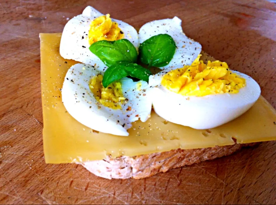 Toast with egg and cheese|wiwi mrgさん