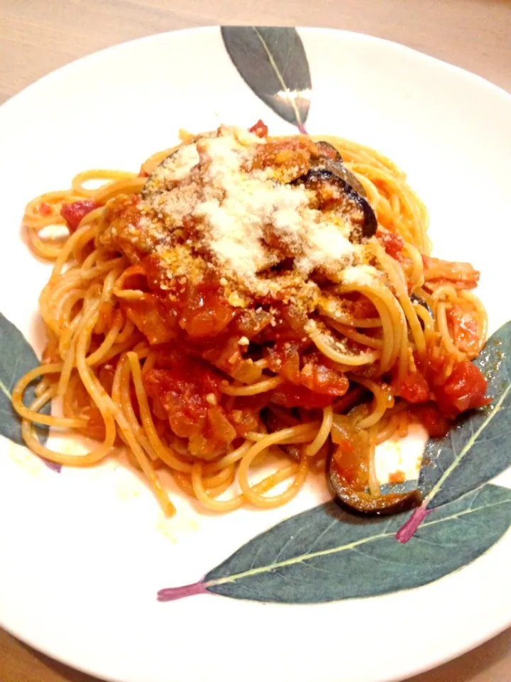 ぱぱ作、ナスとベーコンのトマトソースパスタ🍝|ともちゃんさん