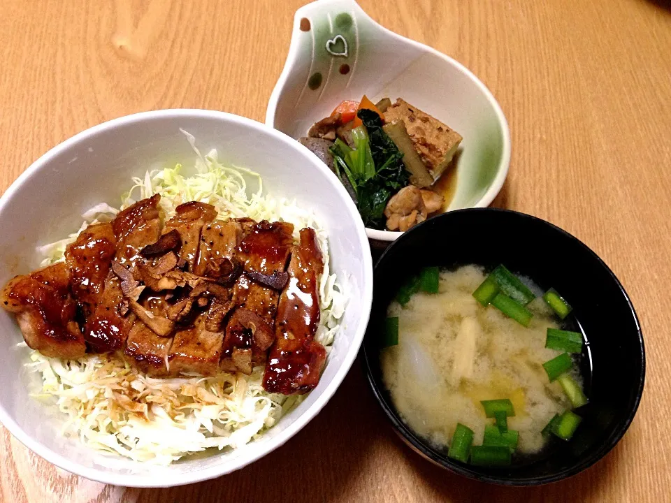 Snapdishの料理写真:トンテキ丼と煮物|あいあいさん