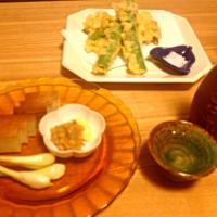 根らっきょうとスナップエンドウのかき揚げ。アスパラガスの天ぷら