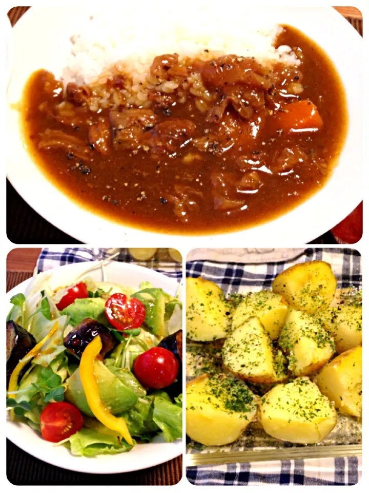 Snapdishの料理写真:牛すじカレー、じゃがバター、サラダ(レタス、貝割れ大根、パプリカ、アボカド、ミニトマト、揚げ茄子)|サチさん