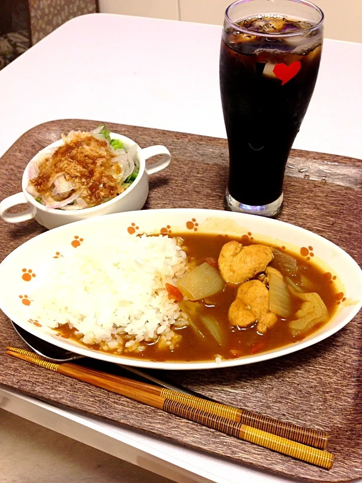 Snapdishの料理写真:バターチキンカレーと玉ねぎサラダ|じゅりさん