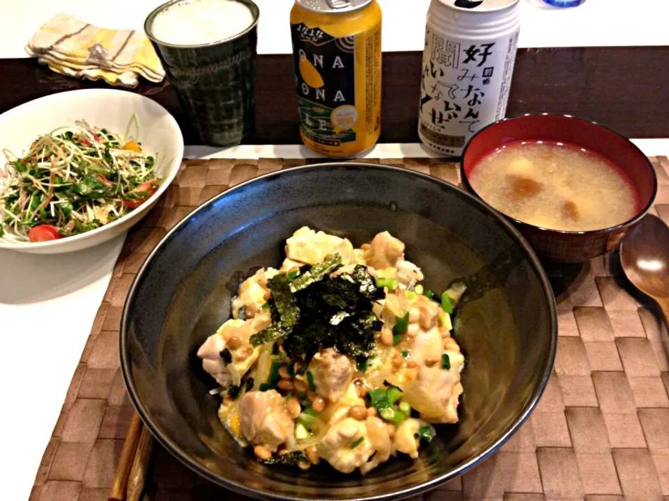 今夜は半熟卵の納豆入り親子丼、香味野菜とスプラウトのサラダ、ナメコと豆腐の味噌汁………前略〜とよなよなエール|gintanさん