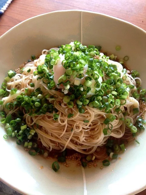 油そば風冷やし素麺温玉のっけ|よっちゃんさん