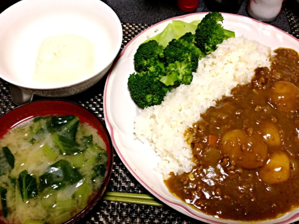 Snapdishの料理写真:#夕飯 しそ豆腐(塩でいただきました)、小松菜味噌汁、ブロッコリー、コトコトコト煮込んだ2日目カレー。|ms903さん