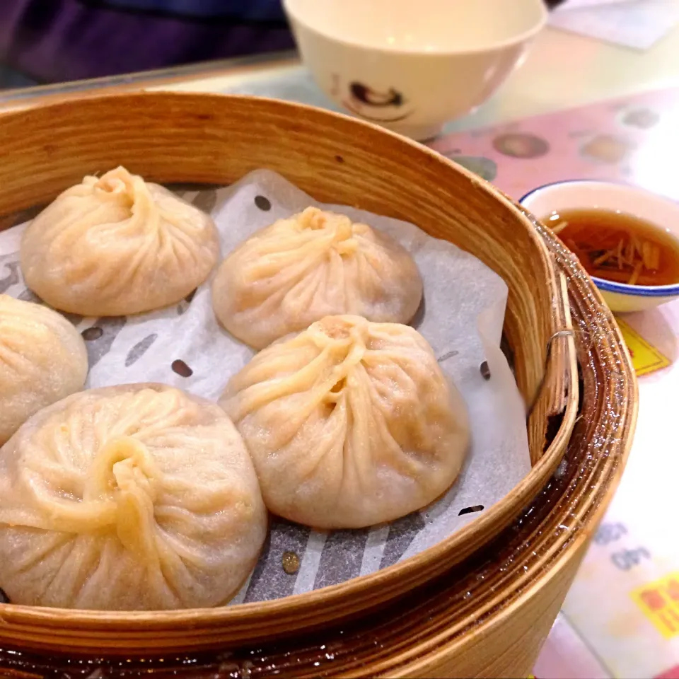 Snapdishの料理写真:Shanghai food: siu lung bun-pork dumplings|PeonyYanさん