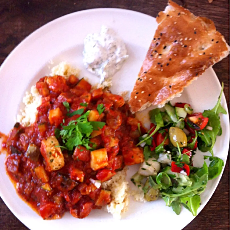 Snapdishの料理写真:Marokkaanse kip met aubergine, courgette, couscous, tsaziiki, salade en Turks brood.|petitさん