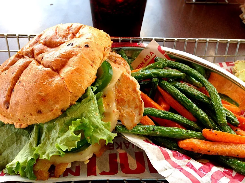 Twin Cities Grilled Chicken (barely): no tomato or mayo, pepper jack instead of Swiss, chipotle bun instead of onion bun, add jalapeños. Veggie frites, too.|Chris Rothさん