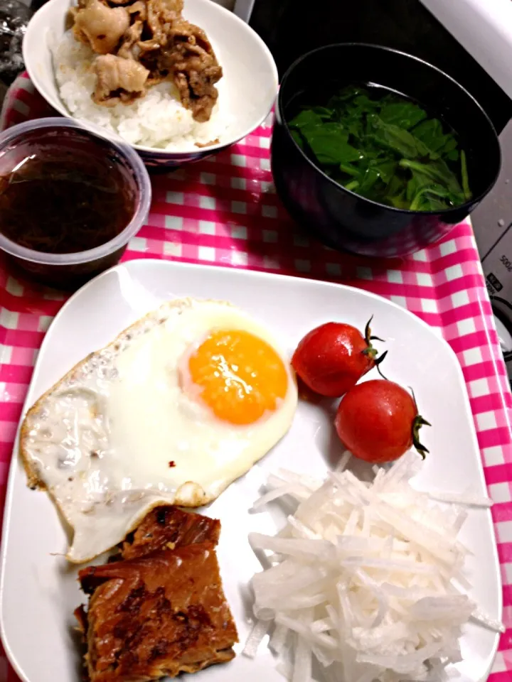 Snapdishの料理写真:朝ごはん。豚生姜焼き丼にしました。お汁は、ほうれん草のお澄まし|ハルさん