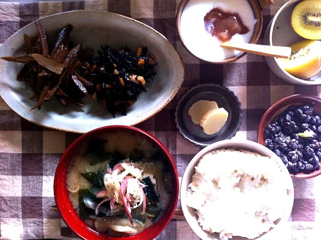 朝飯、黒い納豆とかと。|つるたさん