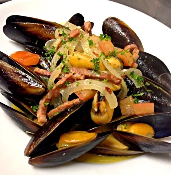 White wine and lenguiza mussel|Alfredo Guzmanさん