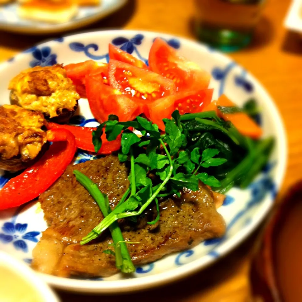 きわみ牛のサーロインステーキとしいたけのマヨシーチキン焼き その他ごろごろ|まるこさん