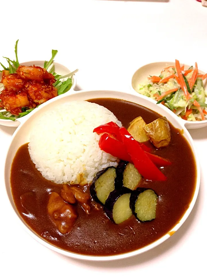 夏野菜カレーとエビチリとコールスローのワンプレート|ルビィさん