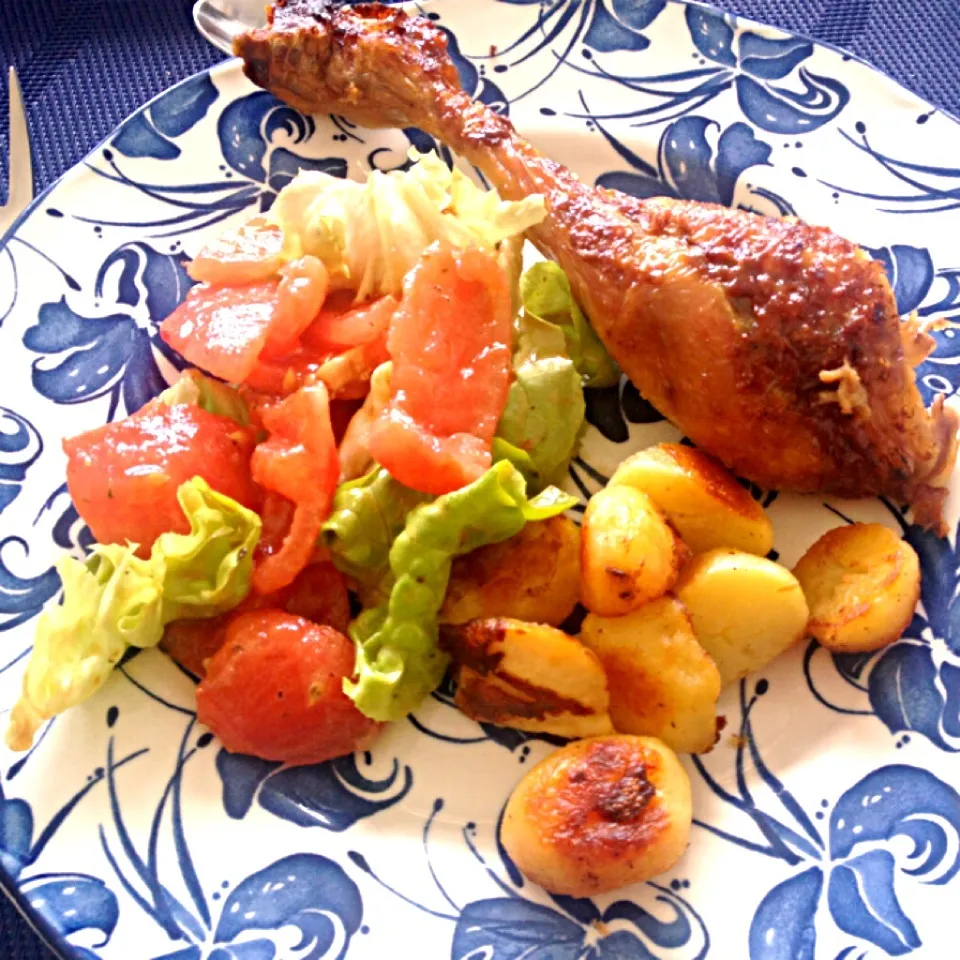 Snapdishの料理写真:Poulet Pomme de terre et salade|jm gobetさん