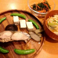 鰆(さわら)と野菜の煮物、陸ヒジキ、味噌汁。以上、妻作。加えてやきそば、ビール。|さとるさん