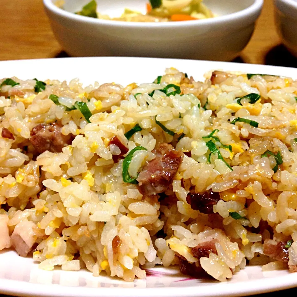 Snapdishの料理写真:【今夜のウチご飯】黒豚焼豚のチャーハン，野菜炒め，オクラとトマトのスープ。焼豚の存在感バツグンなチャーハンも，いしりと黒酢で味付けした野菜炒めも，トマトの酸味が夏らしくオクラのトロトロが胃に優しいスープも，うまうま〜。|takuya KAWANOさん