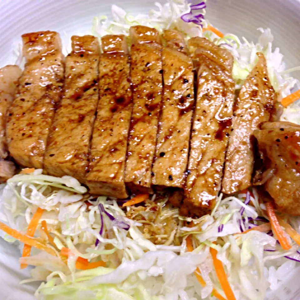 男子ごはんの「トンテキ丼」|マカロニ公爵さん