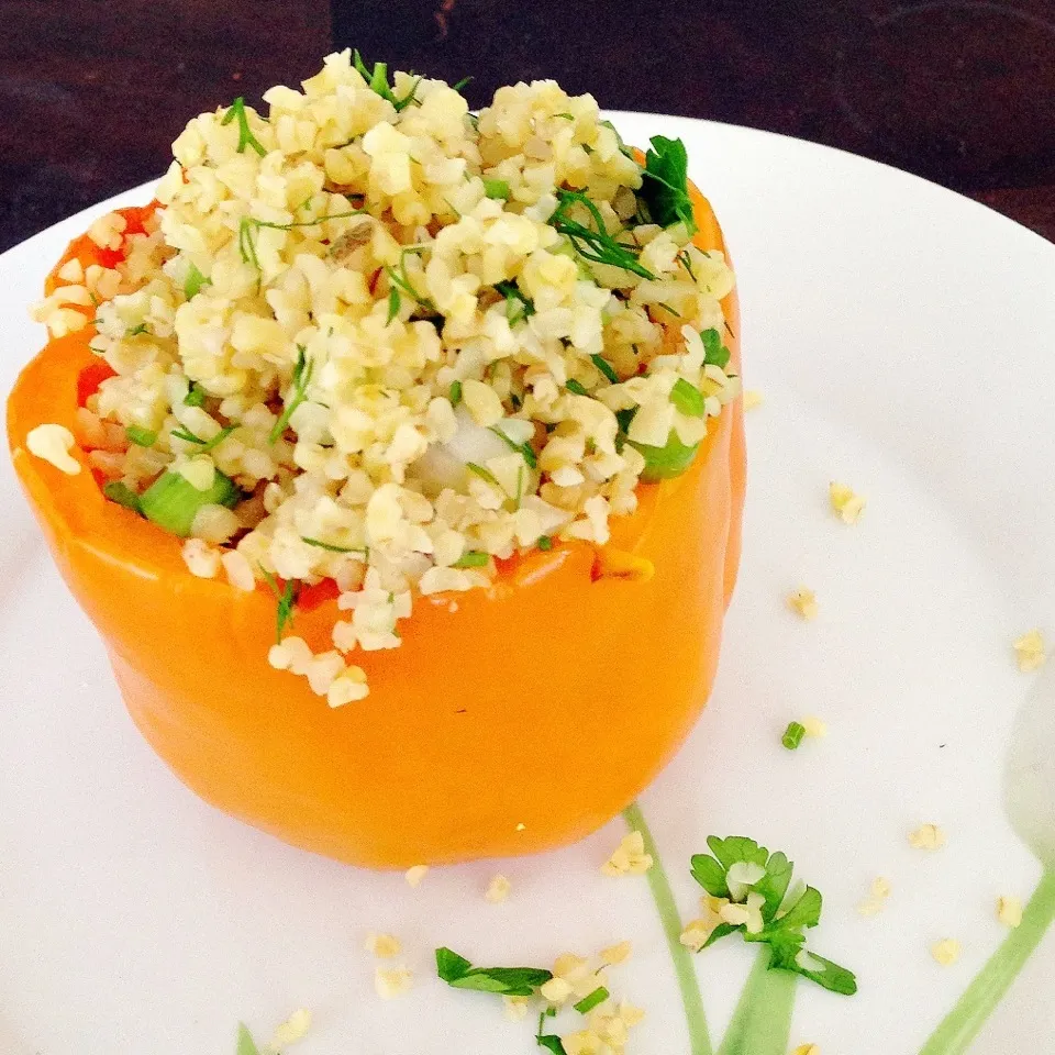 Bulgur stuffed bell pepper with scallions and fresh herbs|Rianneさん