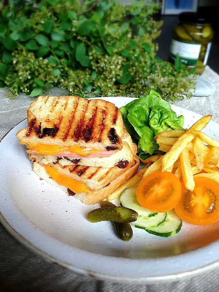 Grilled Ham and cheese with raisin bread|rick chanさん