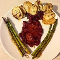 Chuletas a la BBQ con Papas y Esparragos