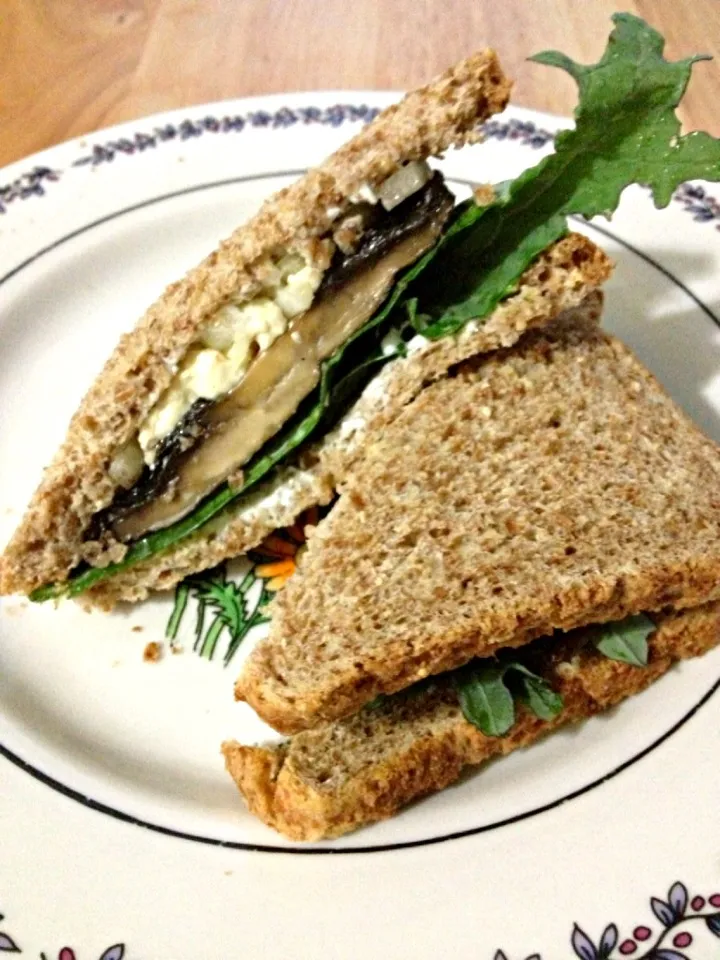 Portobello, kale and onion sandwich|http://melissasmenu.wordpress.com/さん