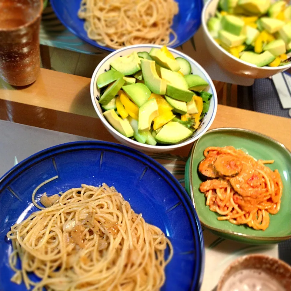 Snapdishの料理写真:2種類のパスタ(ズワイガニとズッキーニのトマトクリームパスタ、ペペロンチーノ)、サラダ|Tomokoさん