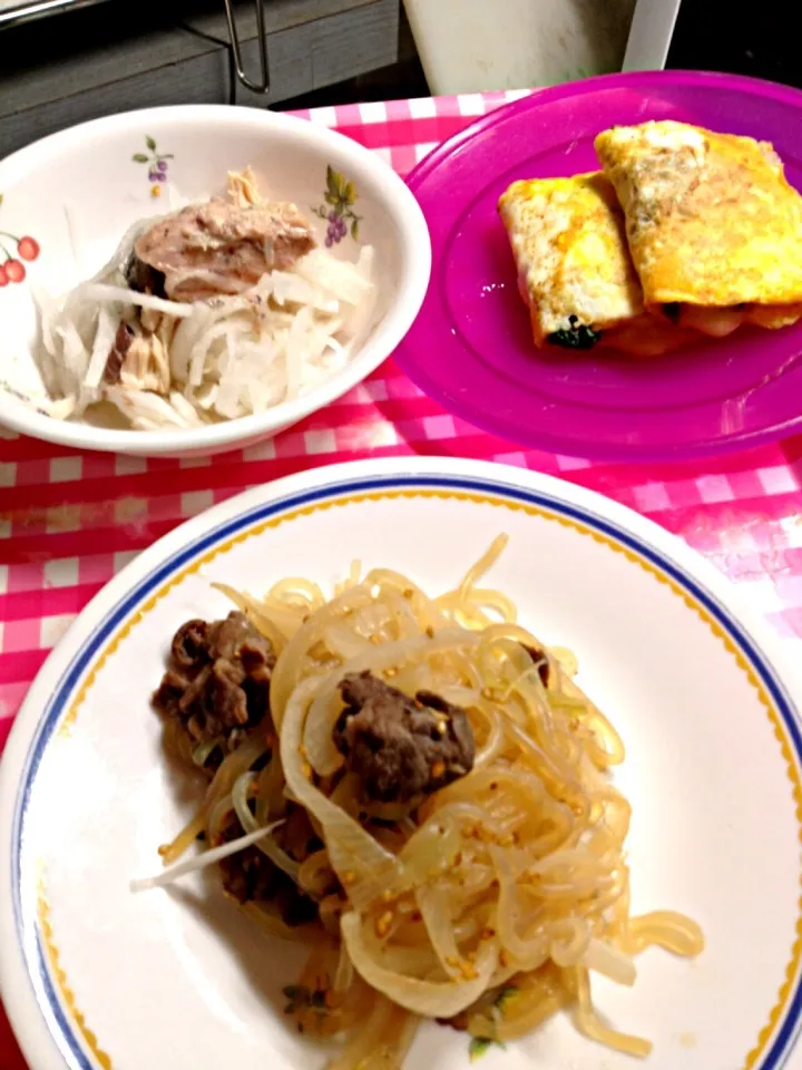 糸こんにゃくのすき焼き風。大根と鯖のサラダとほうれん草とチーズを卵で巻きました|ハルさん