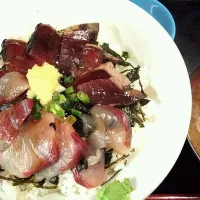 Snapdishの料理写真:ヒラマサとかつを叩き丼|寝寝さん