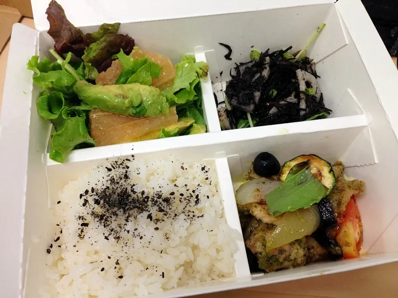 Avocado and grapefruit salad, sautéed tuna and tomato, and lotus root and seaweed|chan mitsuさん