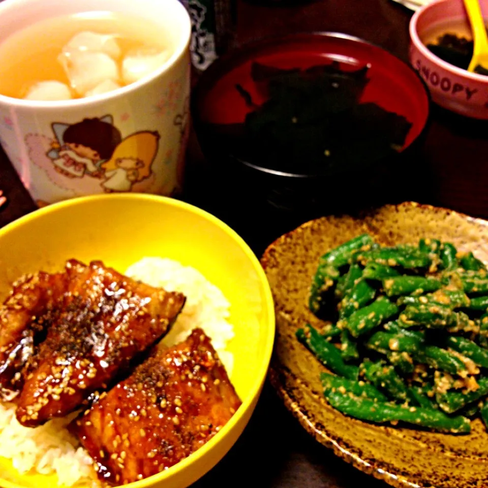 さばの蒲焼き丼、いんげんのシャキシャキコク旨胡麻和え、ワカメのお吸い物、ヨギティー|IGGYさん