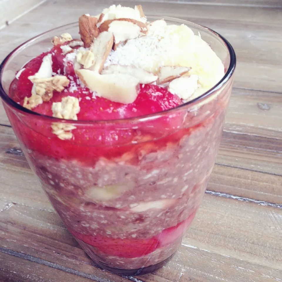 Snapdishの料理写真:Chocolate overnight oats parfait with strawberries and banana|Rianneさん