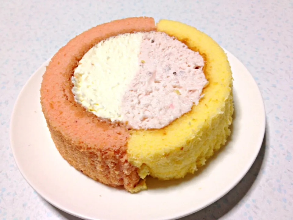 Snapdishの料理写真:プレミアムロールケーキ<ハーフ＆ハーフ>|みさきさん