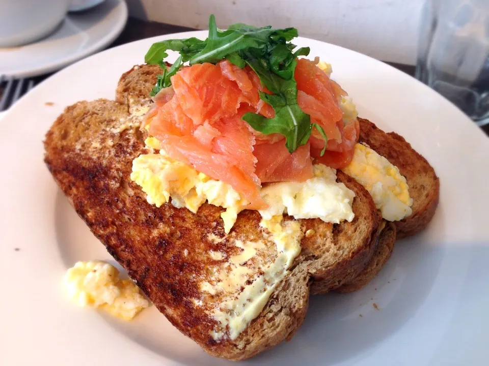 Smoked Salmon & Scrambled Eggs on Brown Toast|willklhさん