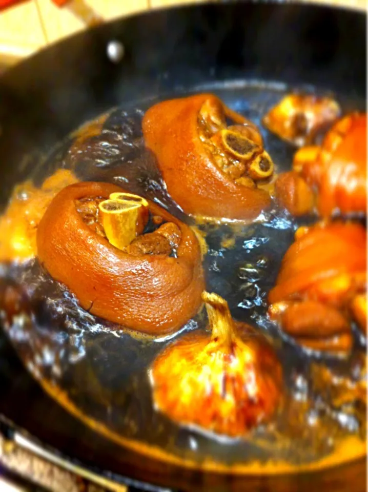 Snapdishの料理写真:Stewed pork trotters|Wendy Zengさん