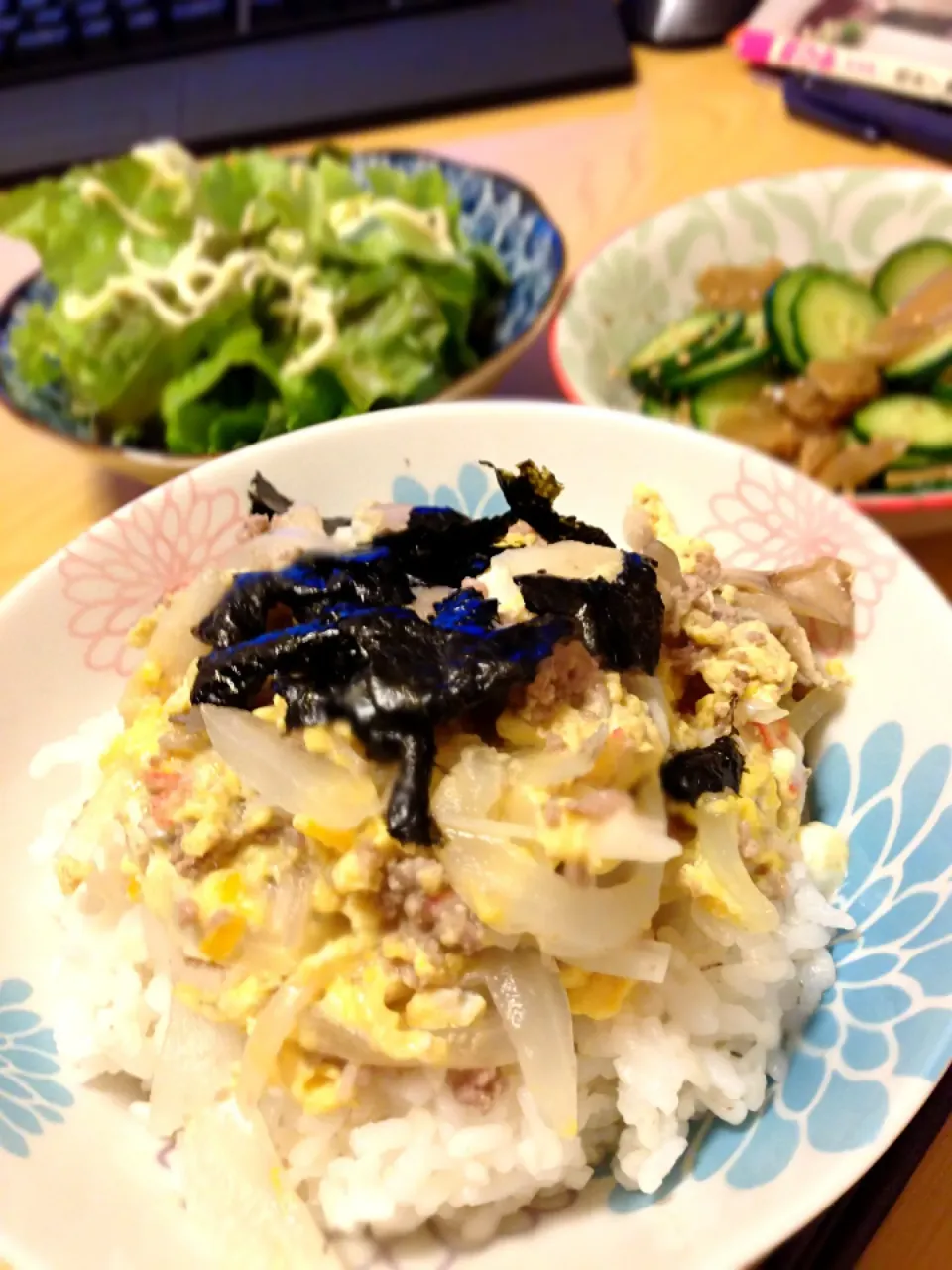 そぼろ入り玉子丼、きゅうりと搾菜のあえもの、サラダ。|liccaさん