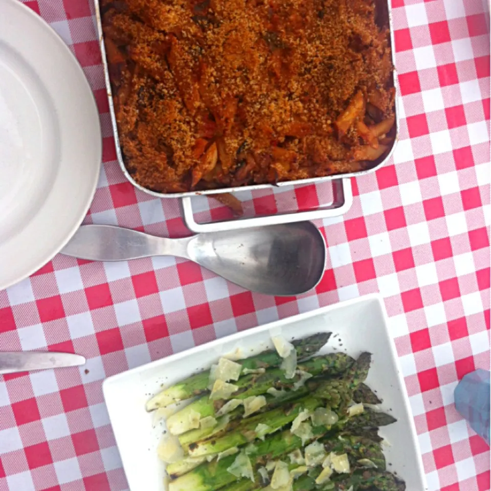 Ovenschotel met pasta aubergine en tomatensaus en gegrilde asperges.|petitさん