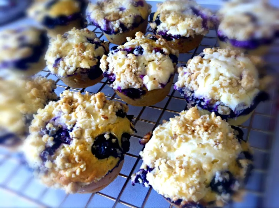 Cream Cheese + Fresh Blueberry Filled Muffins  / 謹んで、試食おば( ^ω^ )|mamakumiさん