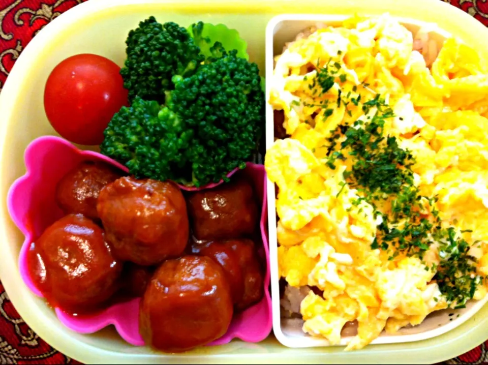 Snapdishの料理写真:玉子のせご飯とミートボール弁当|もえさん