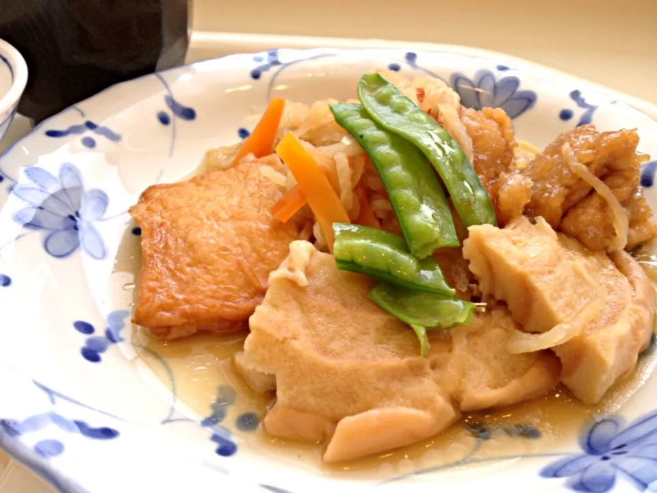 Snapdishの料理写真:今日の社食は鶏肉と車麩のピリ辛煮。420円。|ルーア・ブランカさん