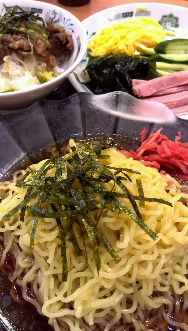 ランチは、黒酢しょうゆ冷やし麺と焼き鳥丼セット。|Takashi H.さん