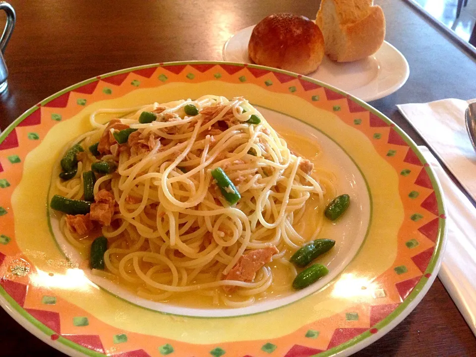 本日のパスタランチ(ツナとインゲンのペペロンチーノ、パン、ドリンク付き)|yoooochanさん