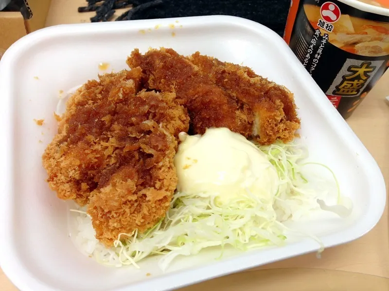 Fried tuna over bowl of rice|chan mitsuさん