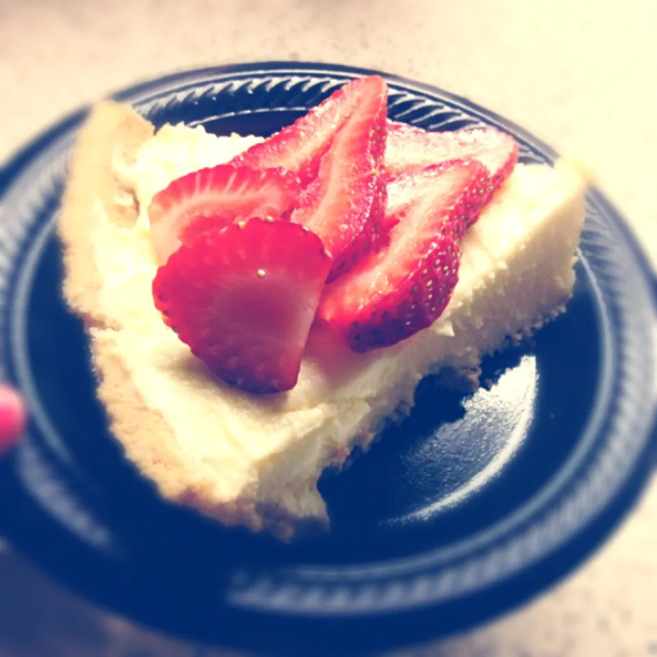 Cheesecake topped w strawberries|killyさん