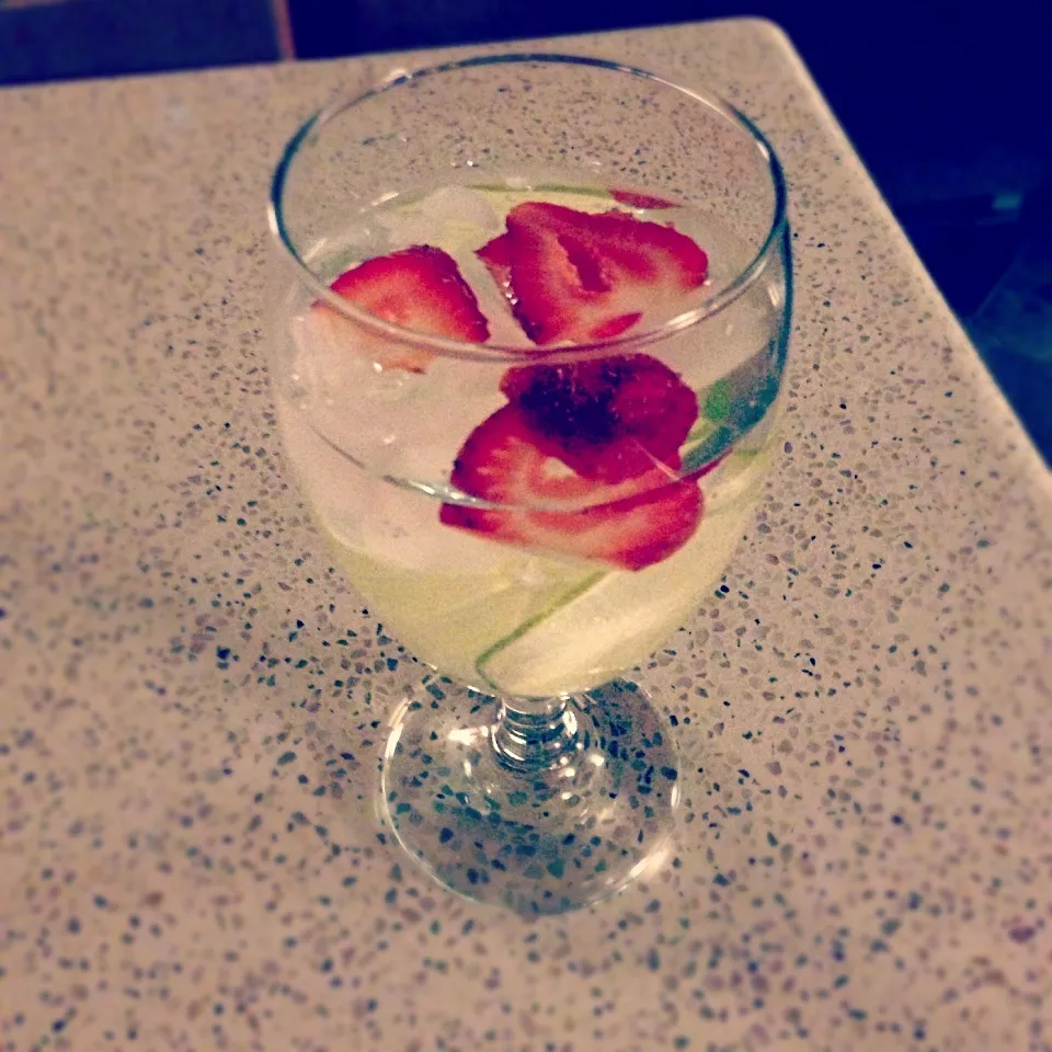 water w strawberries n lime|killyさん