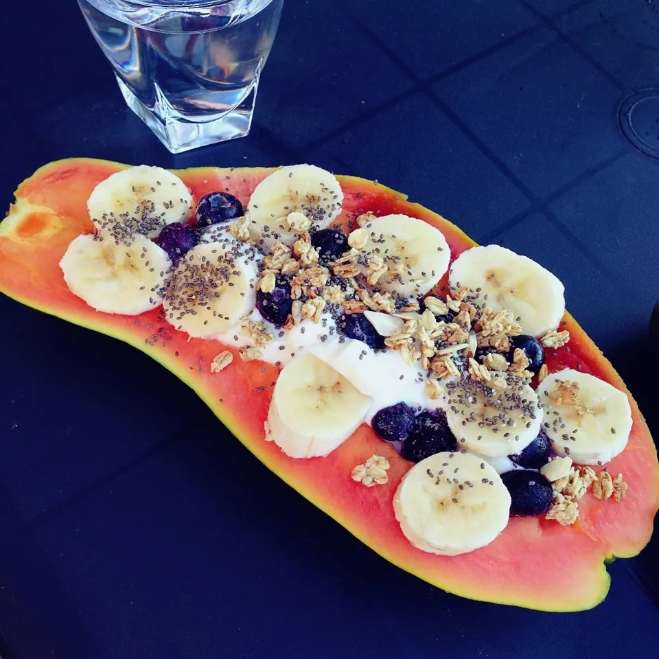 Papaya boat with greek yogurt, blueberries, banana, granola and chia seeds|Rianneさん