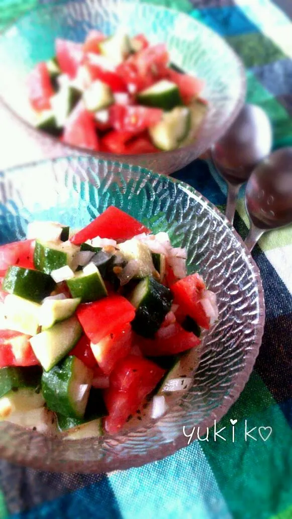 くららさんの♡スプーンで食べる‼夏のトマト🍅ときゅうりのサラダ⭐|ゆきこさん