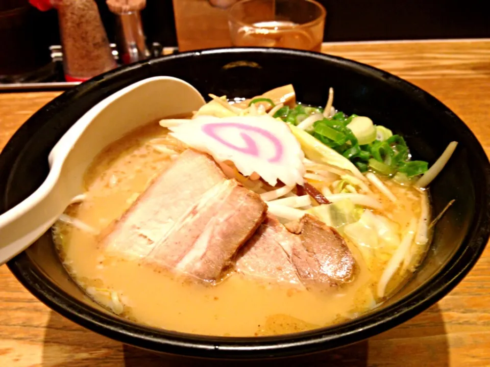 Snapdishの料理写真:醤油豚骨ラーメン 野菜のせ|Agaricusさん