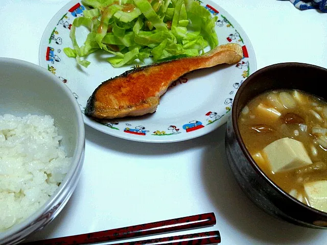 焼き鮭となめこの味噌汁|こしじさん